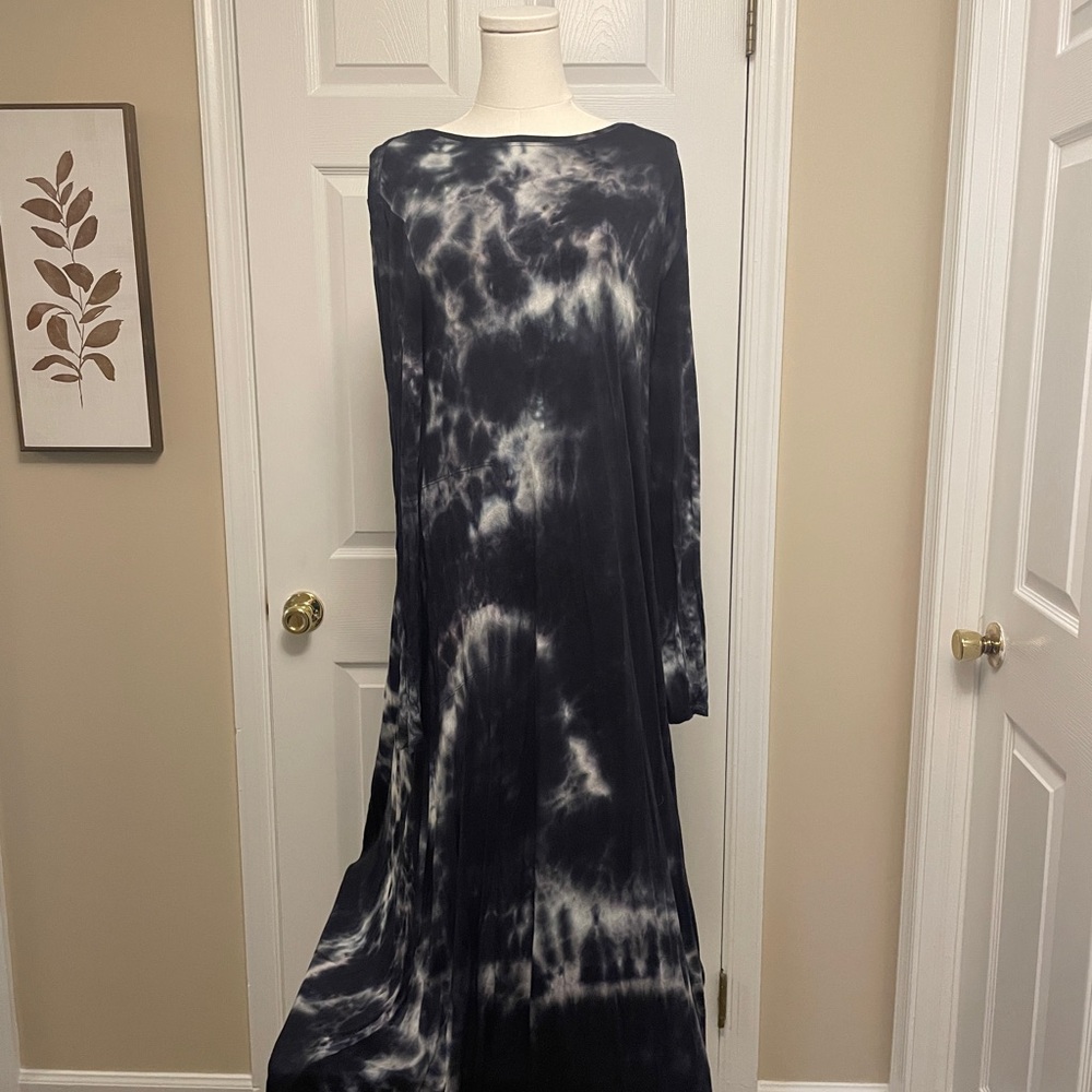 Natural Life Black and White Garment